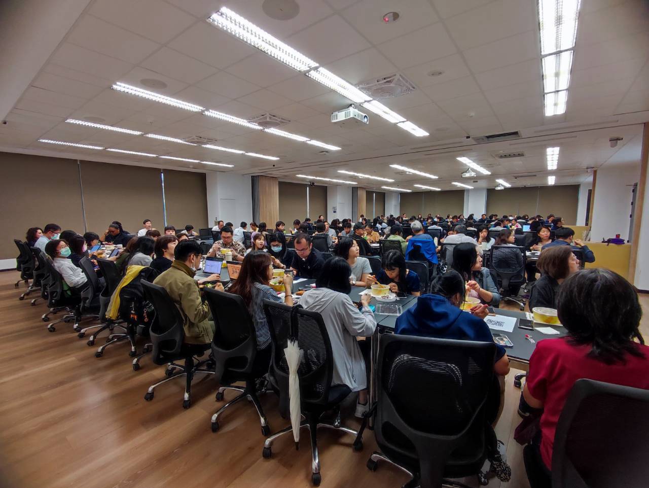 LINE_ALBUM_1151022 115_1導師會議_261027_1.jpg