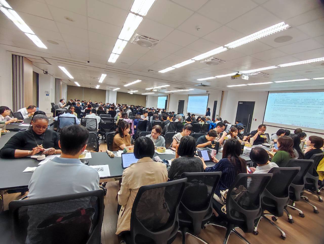 LINE_ALBUM_1151022 115_1導師會議_261027_2.jpg